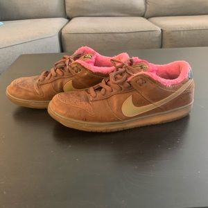 Nike SB Dunk Low Pro “Gibson Guitar Case”